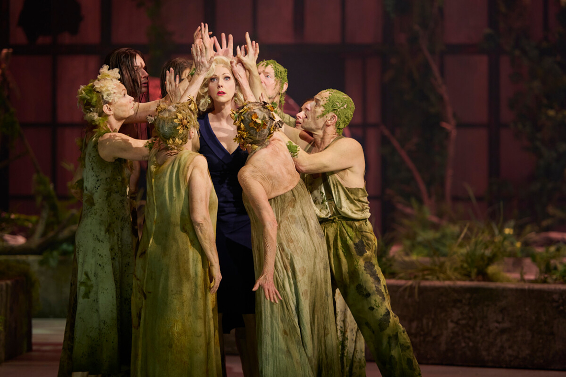 Mia Karlsson som Clarine omgiven av alla dansare. Foto: Lennart Sjöberg 