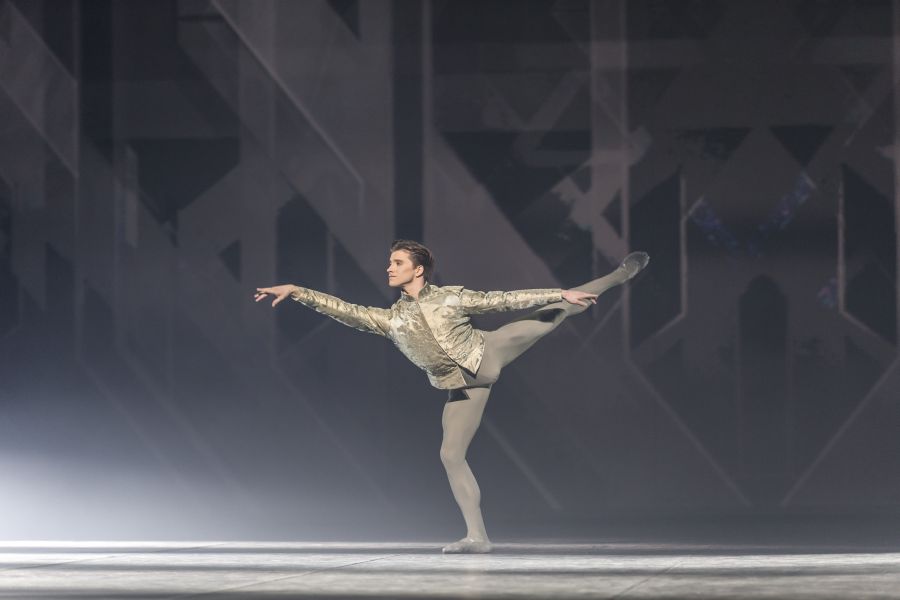 DKT Ballet de Luxe. Alban Lendorf. Foto Costin Radu