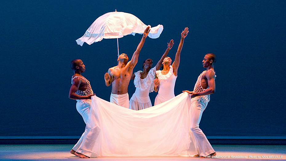 Alvin  Ailey American Dance Theater i Revelations. Foto Nan Melville