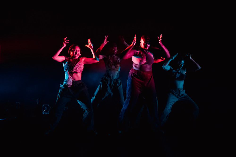 De fem dansarna i Nicolas Huchards föreställning The Barefoot Diva.