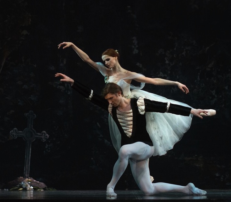 BalettPalett 2017 Giselle med Alena Shkatula och Denis Klimuk i Giselle akt 2. Foto  Harri Rospu