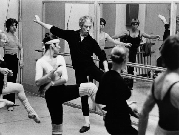 Merce Cunningham och parisoperans dansare 1973. Fotograf Babette Mongolte, courtesy of Cunningham Dance Foundation